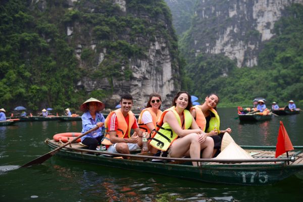 HOA LƯ – TRANG AN – MUA CAVE BY LIMOUSINE